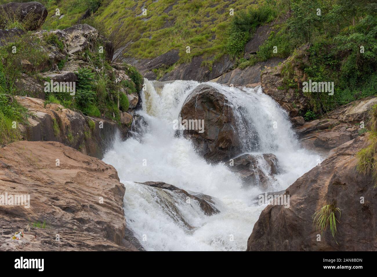 Cascate Atukkad vicino a Munnar in Kerala, India del sud sul giorno nuvoloso nella stagione delle piogge Foto Stock