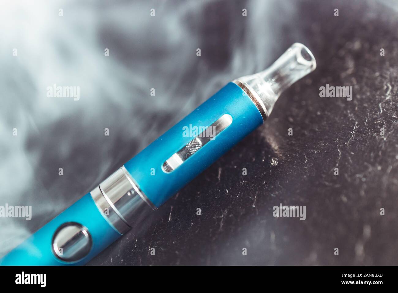 Vape metallo pen sigaretta elettronica con vaping nuvola di fumo scuro dello sfondo Foto Stock