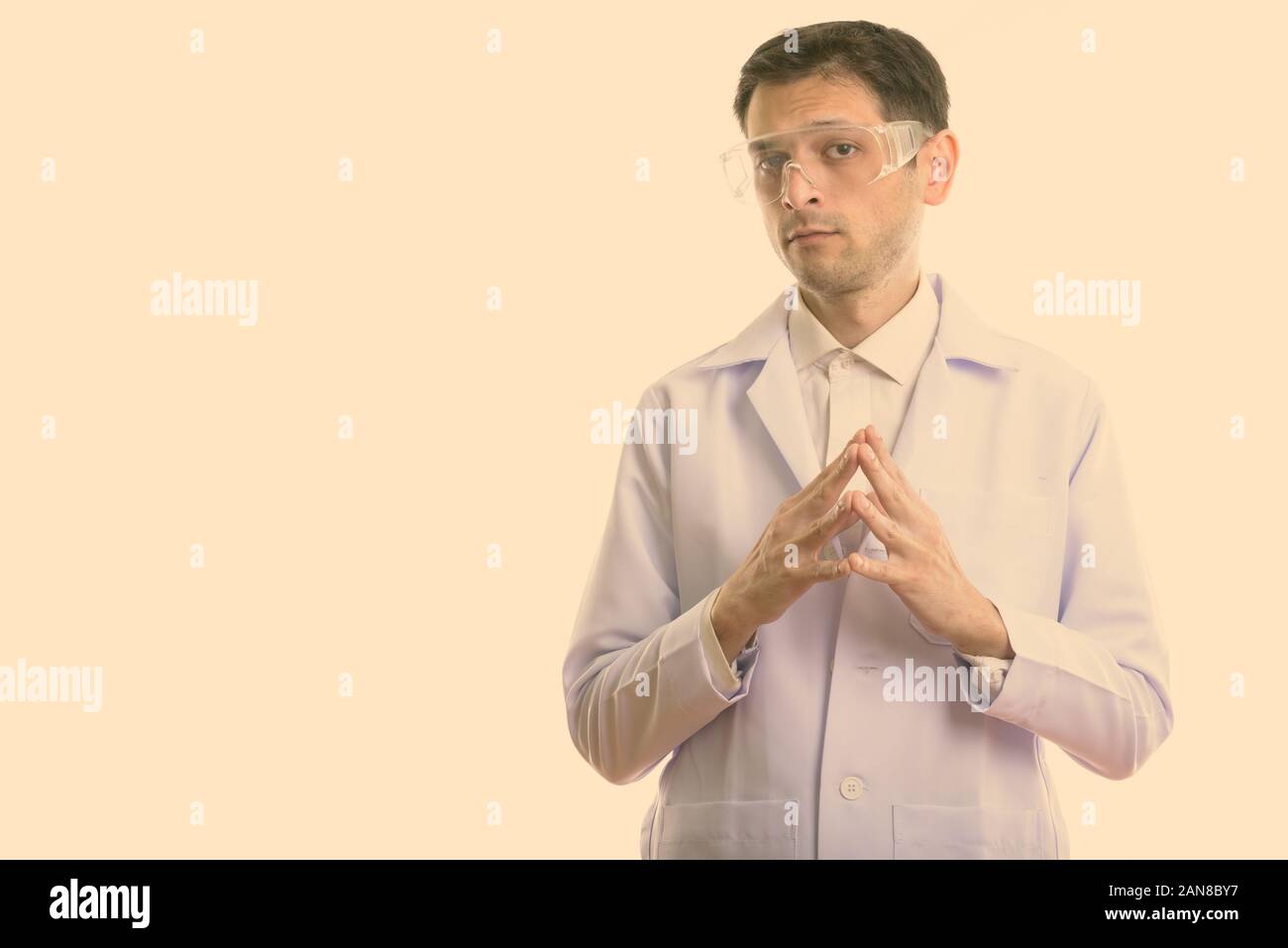 Studio shot del giovane uomo con barba stoppie isolata contro uno sfondo bianco Foto Stock