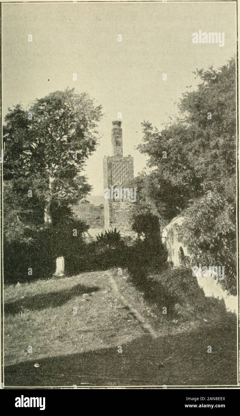 La terra dei mori; una descrizione esaustiva . iver. ^^^^ ^ ° ^^- passaggio tra. In centro ci sono cinque piani di camere singole,oltre al piano terra ed era stato completedthere sarebbero probabilmente stati sette o otto, con torre asmaller sopra e una passeggiata per la muedhdhinall round. Si è detto che un tempo determinedattempt è stata fatta per distruggere, ma che la sua soliditywas in modo tale che l'idea ha dovuto essere abbandonato. In forme presentit Land-mark mediante il quale le navi sterzare whenapproaching Rabat. La sua posizione è 34° 3 30 N.,6 48 50 V. Alla sua base sono molti massicci roug Foto Stock