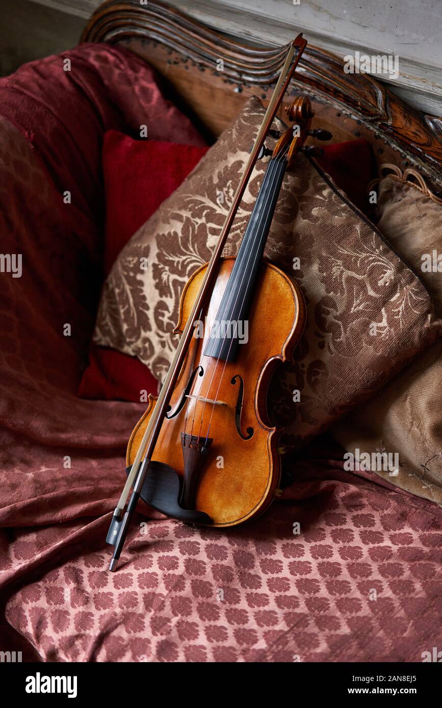 Violino su una sedia vintage. Foto Stock
