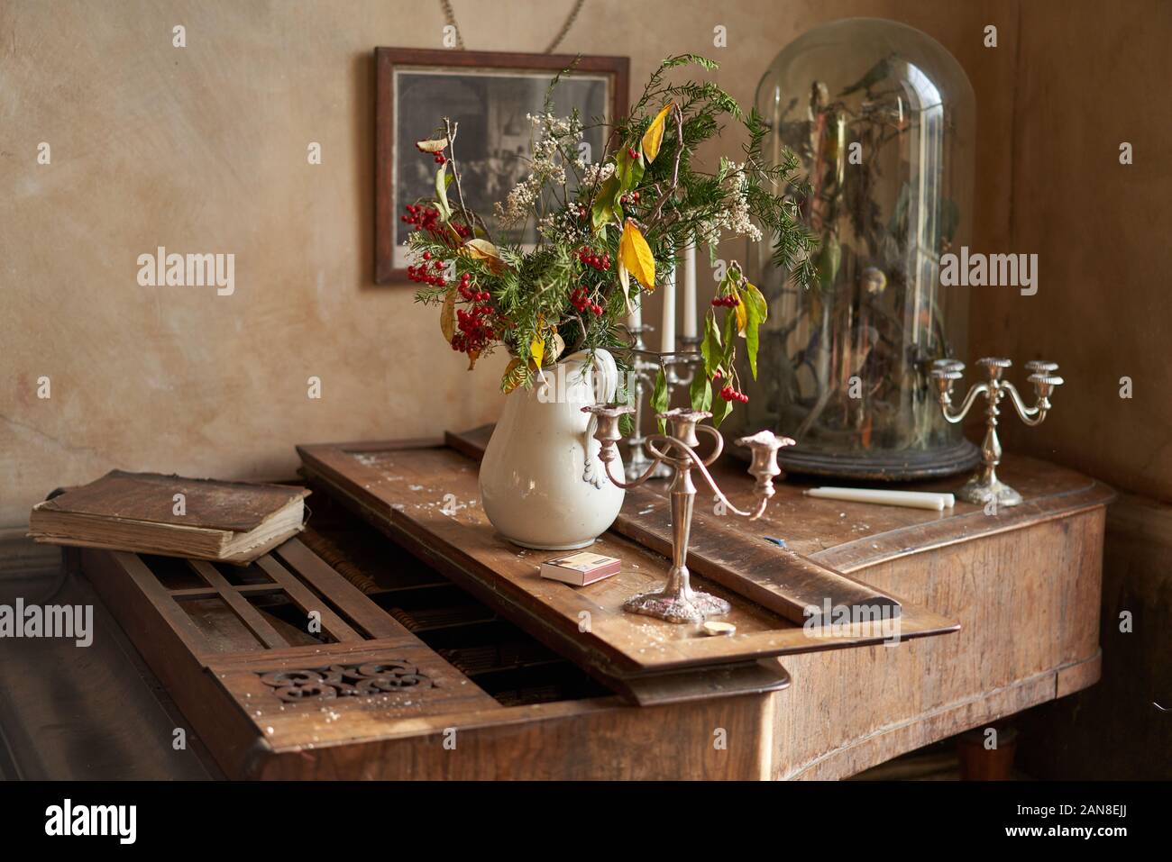 Stile georgiano interno con pianoforte e fiori. Foto Stock