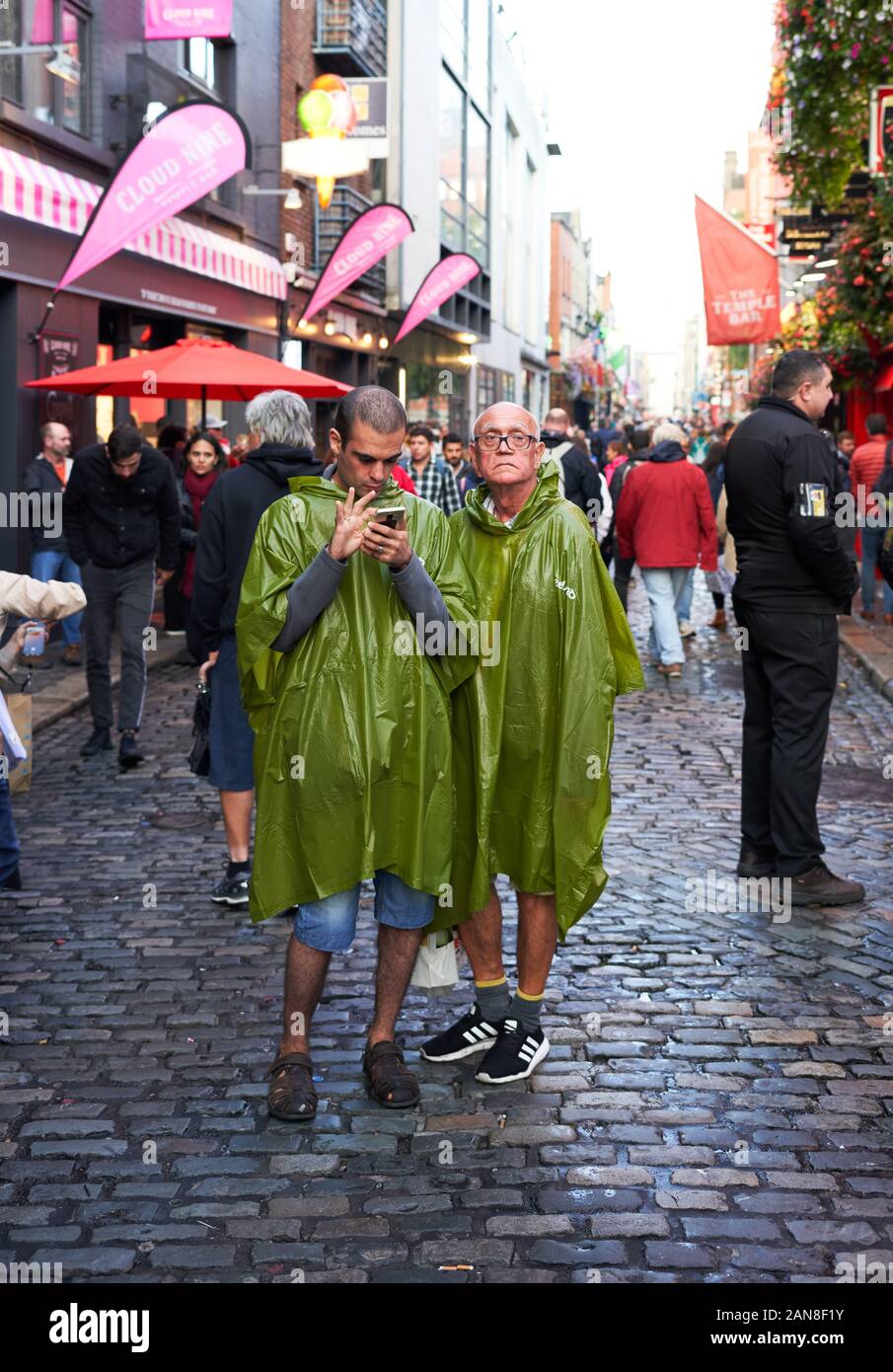 Due turisti persi in Dublino Temple Bar, Irlanda. Foto Stock