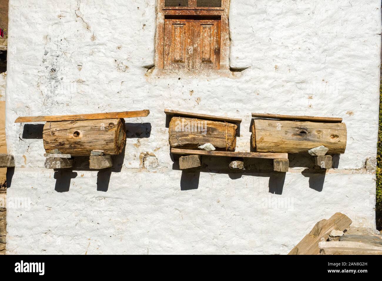 Alveari tradizionali di legno sul lato di una casa in Dampo, Nepal Foto Stock
