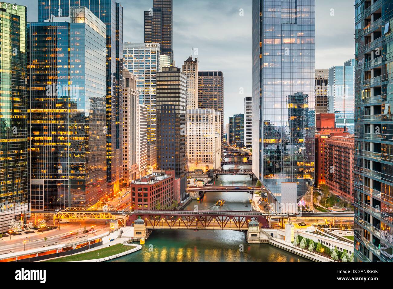 Chicago, il, USA Downtown cityscape sul fiume Chicago al tramonto. Foto Stock