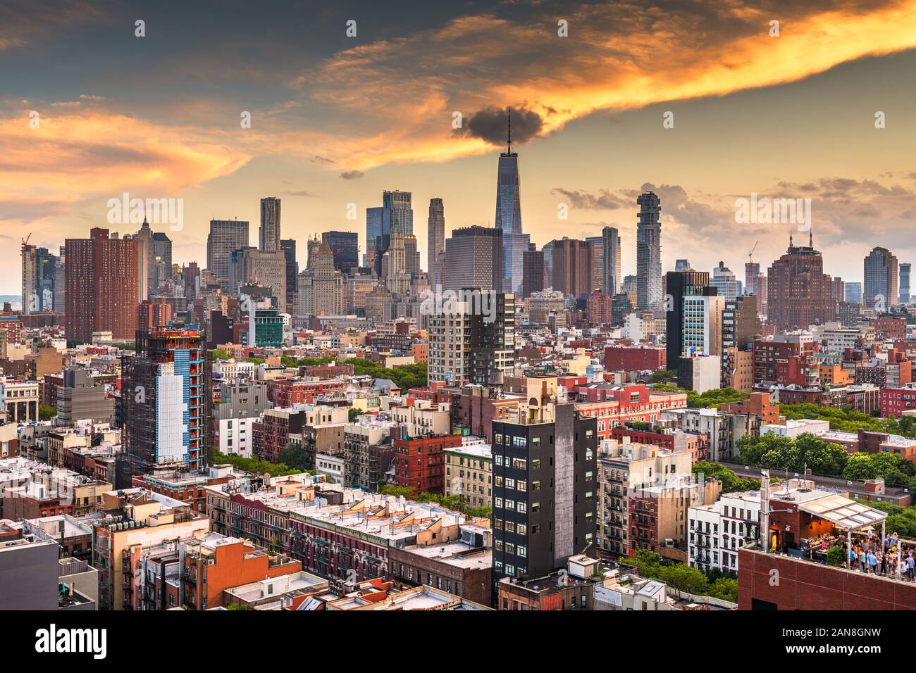 New York, New York, USA la parte inferiore di Manhattan skyline della città vista sul tetto al tramonto. Foto Stock