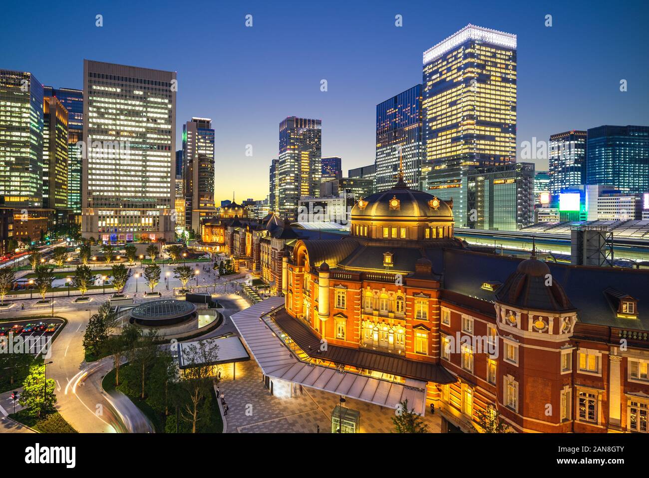 La stazione di Tokyo di notte nella città di Tokyo, Giappone Foto Stock