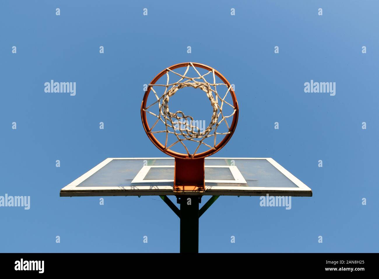Canestro da basket all'aperto contro Clear Blue Sky Foto Stock