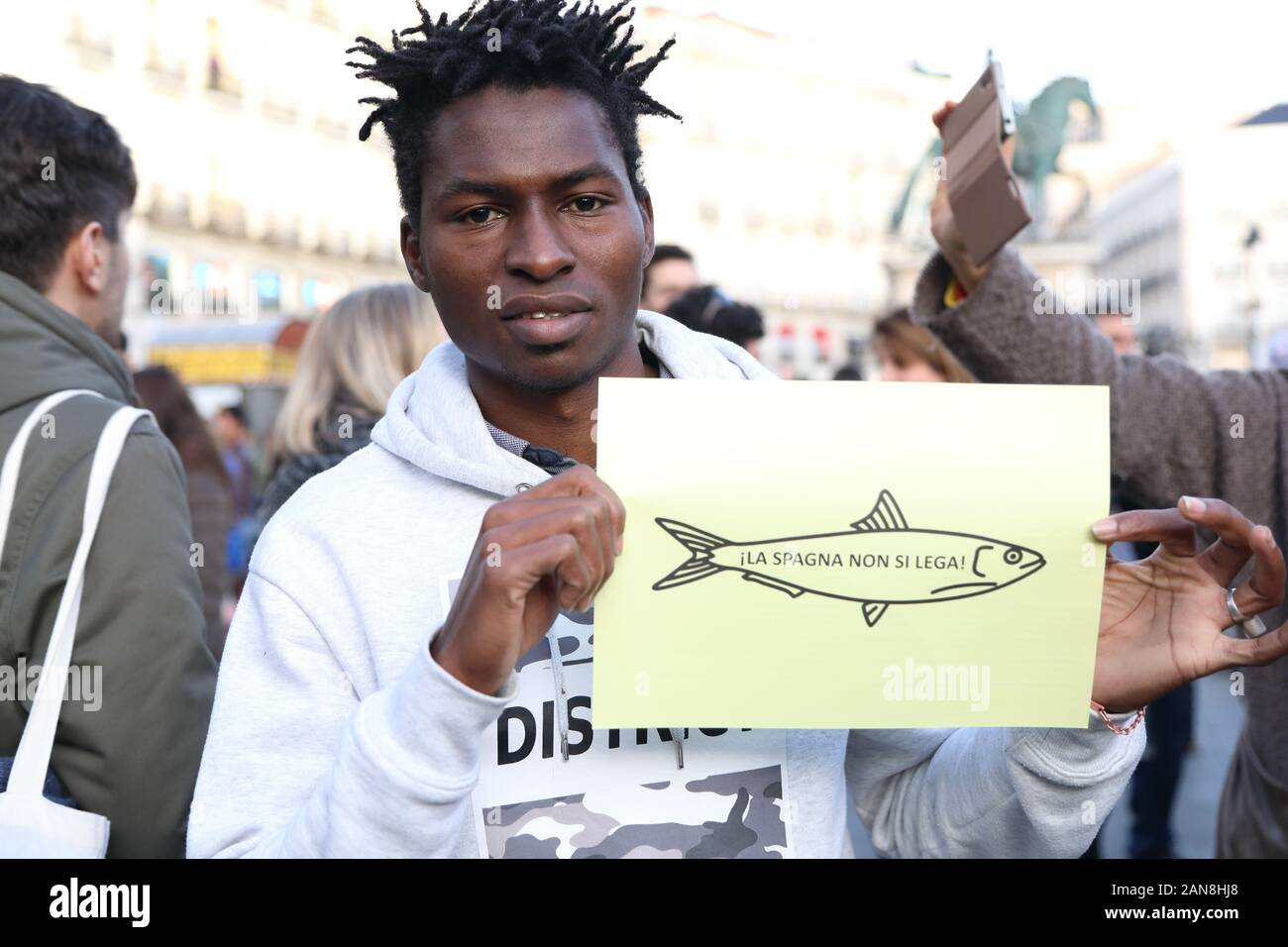 La sardina movimento italiano, Madrid 2019. Un pesce di carta con uno slogan antifascista Foto Stock