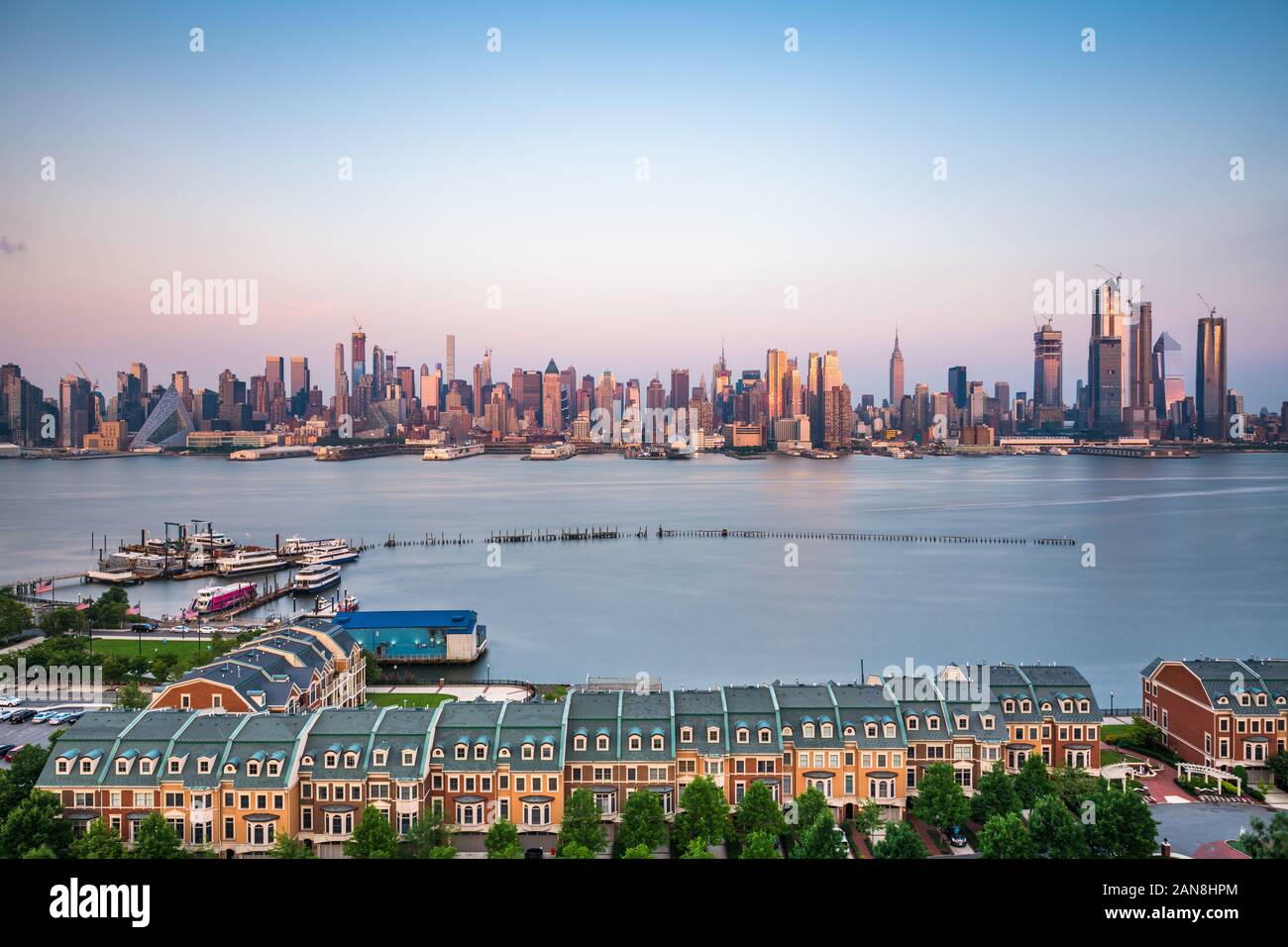 New York, New York, Stati Uniti d'America downtown skyline della città sul fiume Hudson al crepuscolo. Foto Stock