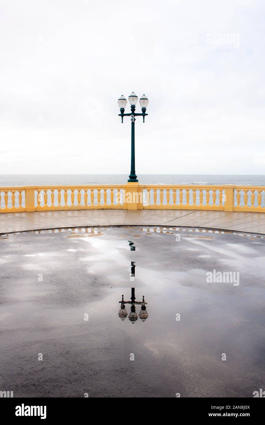 Lampione Reflection in Water con vista oceano Foto Stock
