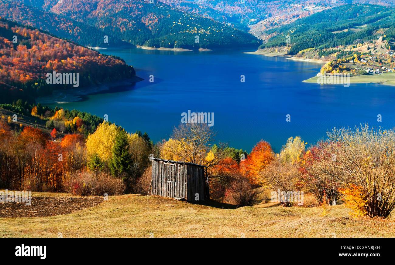 Autunno in laandscape Bicaz lago e montagna, Romania Foto Stock