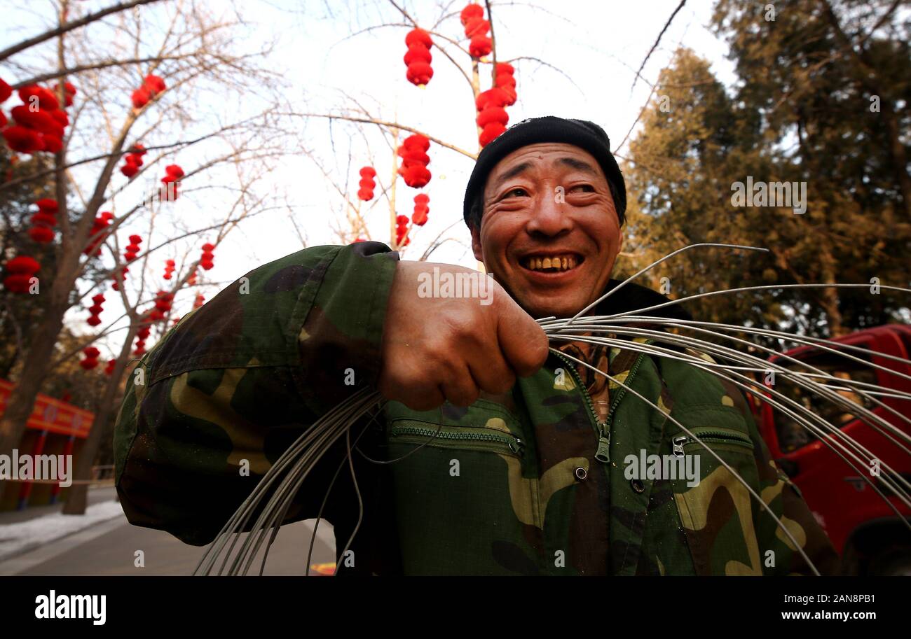 Pechino, Cina. 16 gennaio, 2020. Pechino, Cina. 16 gennaio, 2020. Lavoratori cinesi decorare un parco per il prossimo anno nuovo cinese celebra l'anno del ratto a Pechino il giovedì, 16 gennaio 2020. La Cina celebrerà il suo nuovo Anno Lunare il 25 gennaio come milioni di cinesi viaggio verso casa per le vacanze. Foto di Stefano rasoio/UPI Credito: UPI/Alamy Live News Foto Stock