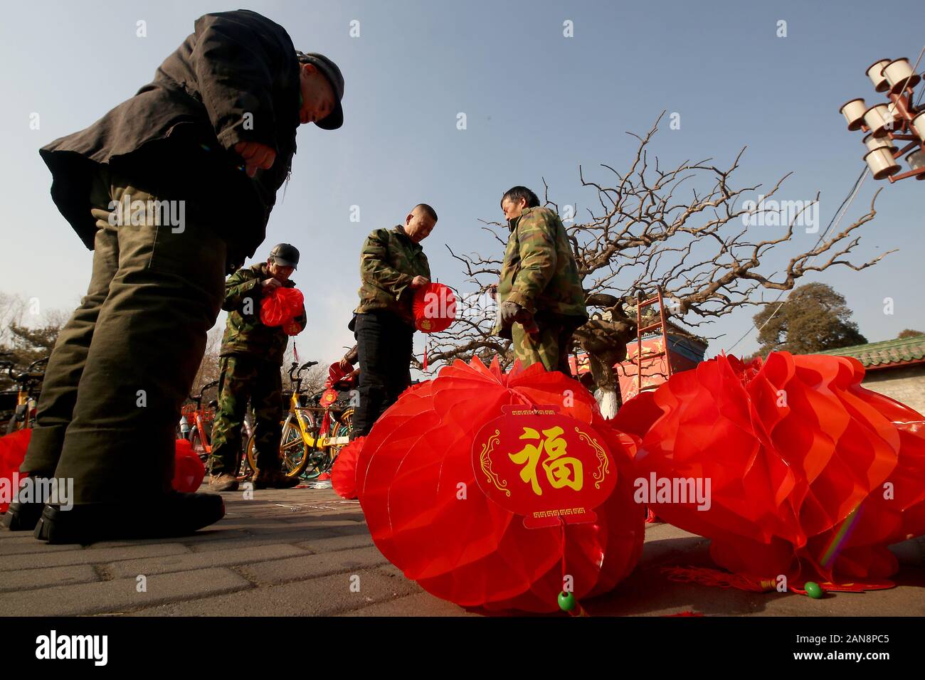 Pechino, Cina. 16 gennaio, 2020. Pechino, Cina. 16 gennaio, 2020. Lavoratori cinesi decorare un parco per il prossimo anno nuovo cinese celebra l'anno del ratto a Pechino il giovedì, 16 gennaio 2020. La Cina celebrerà il suo nuovo Anno Lunare il 25 gennaio come milioni di cinesi viaggio verso casa per le vacanze. Foto di Stefano rasoio/UPI Credito: UPI/Alamy Live News Foto Stock