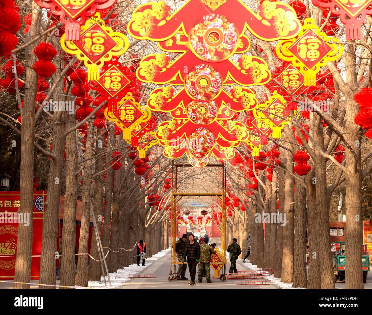 Pechino, Cina. 16 gennaio, 2020. Pechino, Cina. 16 gennaio, 2020. Lavoratori cinesi decorare un parco per il prossimo anno nuovo cinese celebra l'anno del ratto a Pechino il giovedì, 16 gennaio 2020. La Cina celebrerà il suo nuovo Anno Lunare il 25 gennaio come milioni di cinesi viaggio verso casa per le vacanze. Foto di Stefano rasoio/UPI Credito: UPI/Alamy Live News Foto Stock