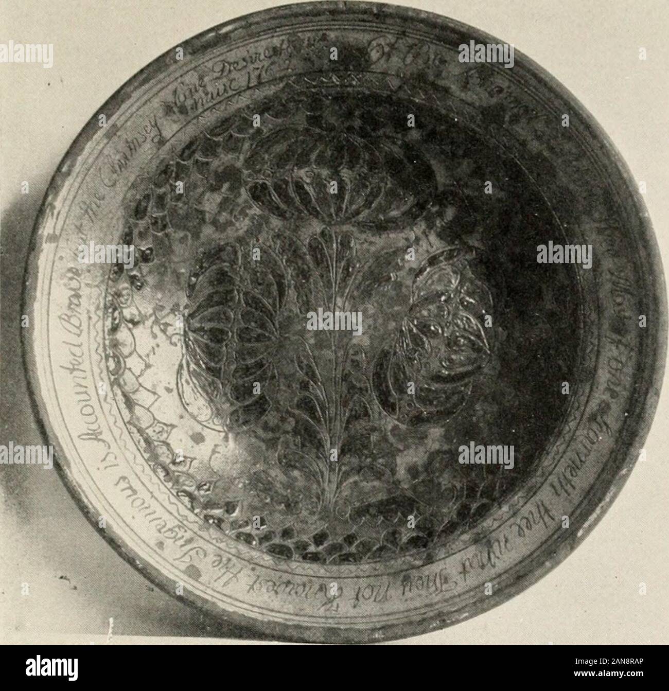 Filo smaltato prima potteryPart (comune argille): pianura brillato, sgraffito e slip-decorati . ?2 § S 3 ,9 =S 5 S i c o IPS*.* ^ t = " I g s 5 H S ,? AI -3 * 11 & Q&GT; GU &gt; &gt; bo 5. 9. Sgraffito piatto (15% pollici). Southeastern Pennsylvania, 1762. Museo n. 92-42. Foto Stock