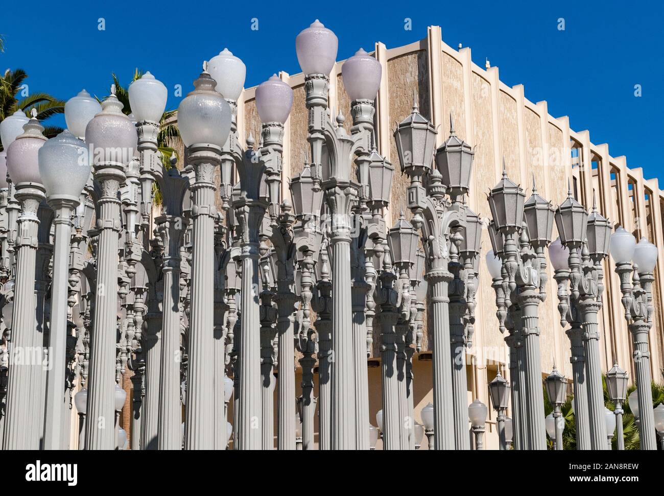 Los Angeles, Calofornia ha - 13 Giugno 2018: Luce urbana assemblage scultura dell'artista Chris Burden presso il Los Angeles County Museum of Art Foto Stock
