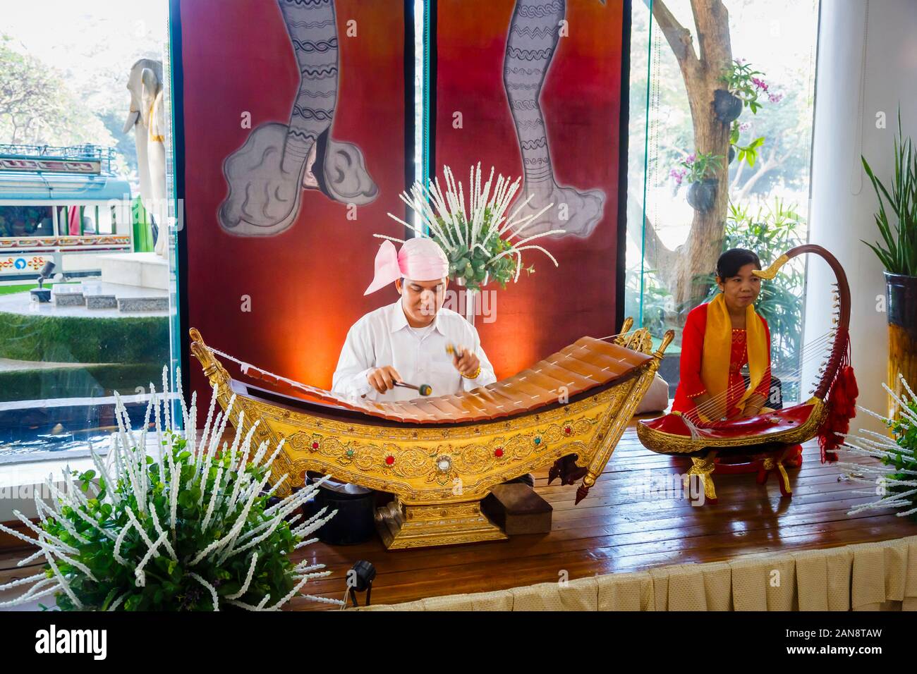 Musicista suonare uno strumento locale, uno xilofono o pattala, nel foyer dell'hotel di Mandalay Hill Resort Hotel, Mandalay Myanmar (Birmania) Foto Stock