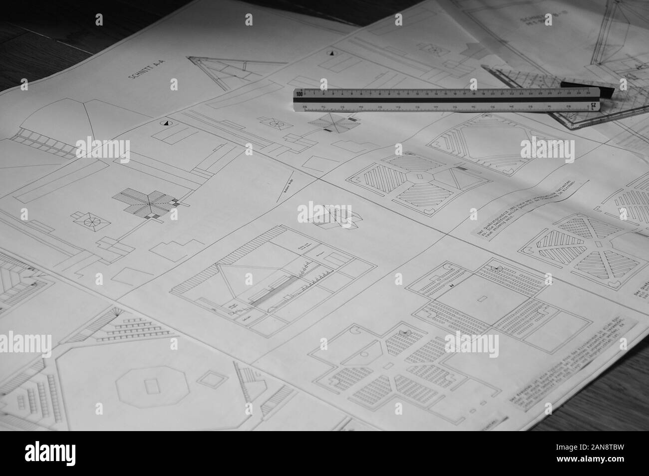 Progetto di una chiesa edificio su carta con il regolo triangolo Foto Stock