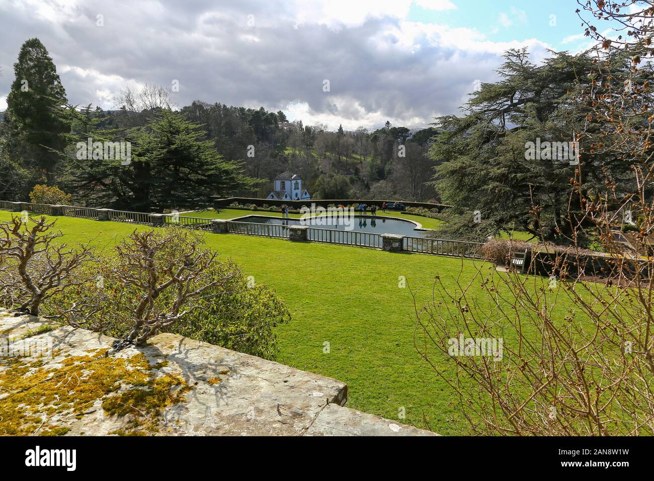 Il terrazzamento guardando giù al pin mill, Bodnant Gardens, Tal-y-Cafn, Conwy, Wales, Regno Unito Foto Stock