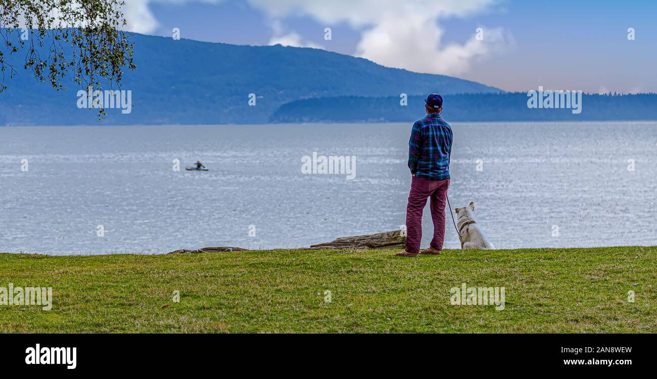 L uomo e il suo cane Foto Stock