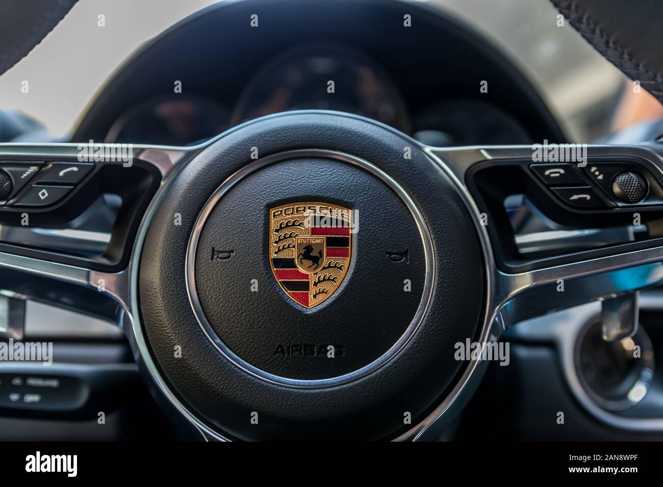 Closeup pf Porsche logo sul volante Foto Stock