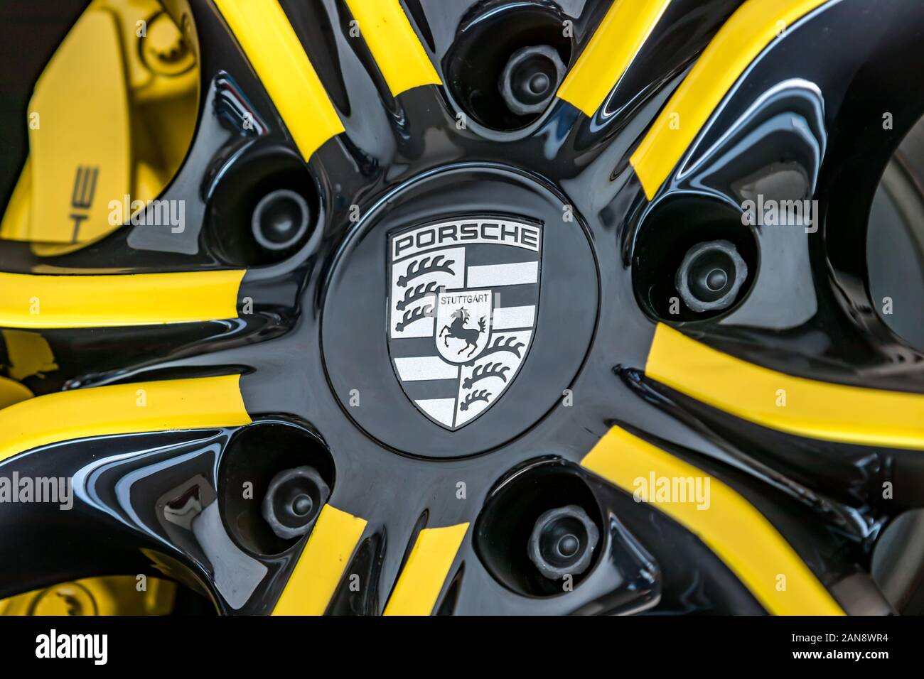 Closeup pf logo Porsche su ruote Foto Stock