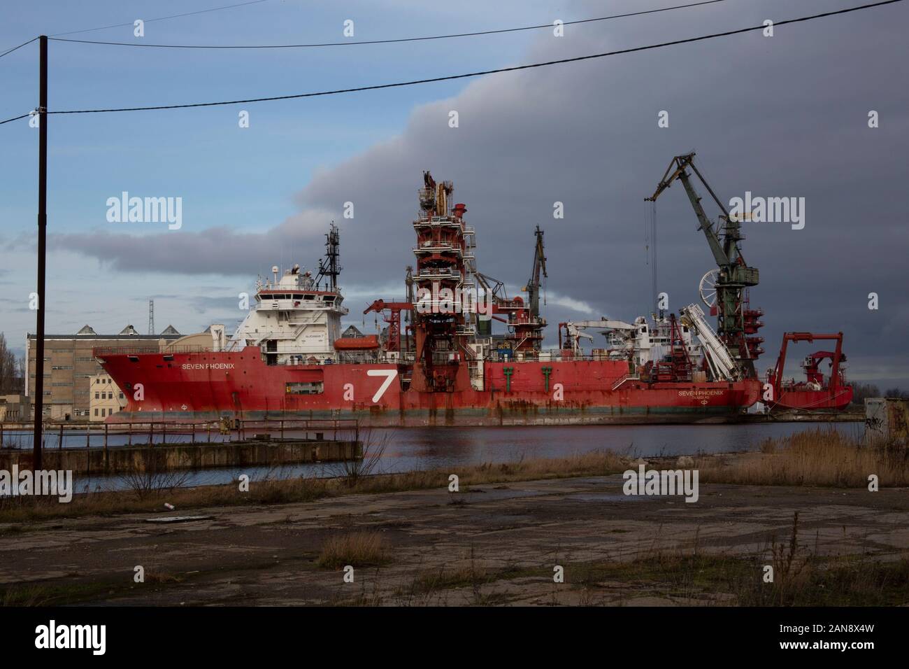 Nave Rossa e il porto di gru nel Cantiere di Danzica - Stocznia Gdańska - Gdansk, Polonia Foto Stock