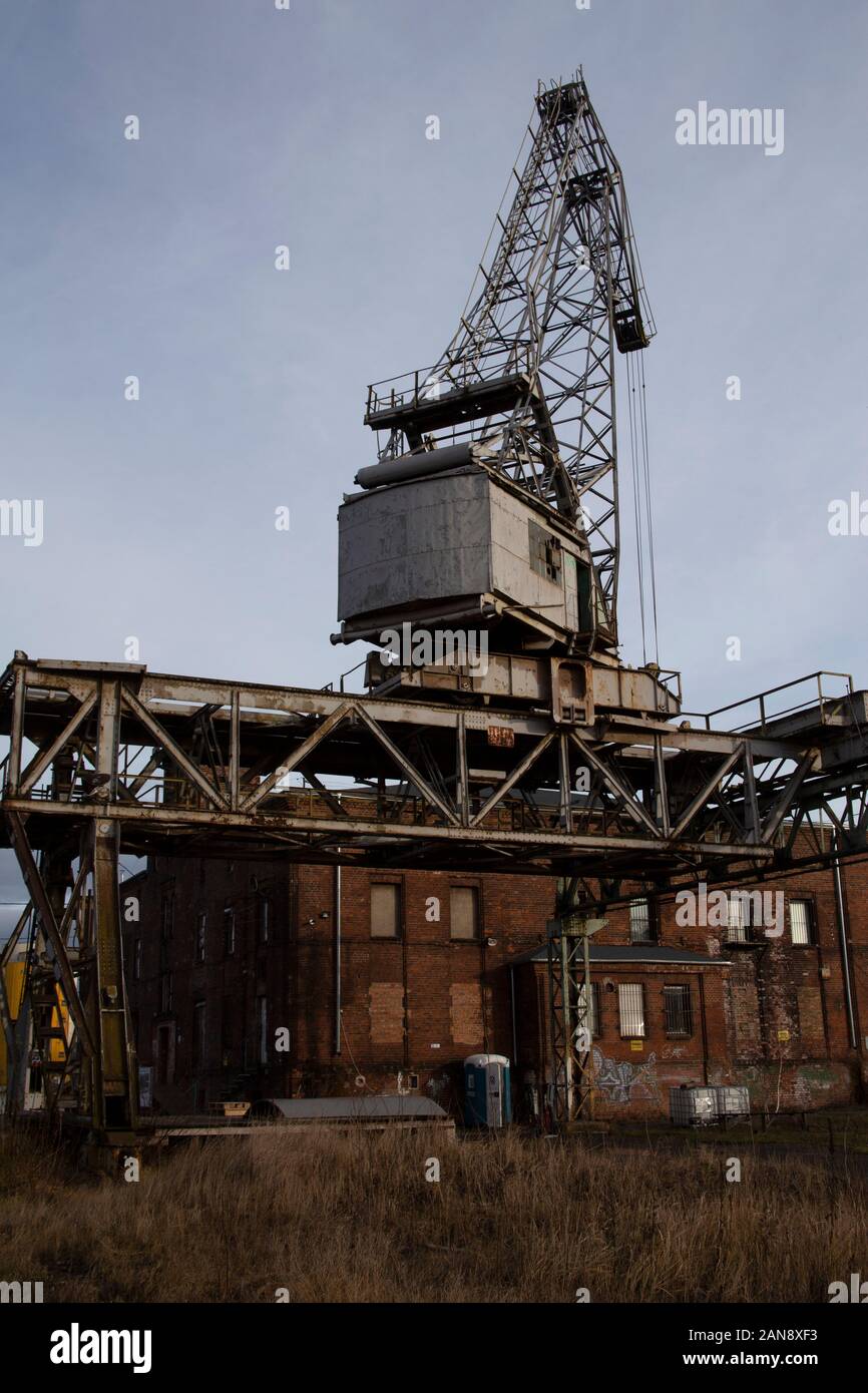 Ex arredi nautici warehouse - Mleczny Piotr (Milch Pietro/latte Pietro) - ora WL4 spazio d'arte e una gru a traliccio, uno dei più antichi cantieri di Danzica Foto Stock