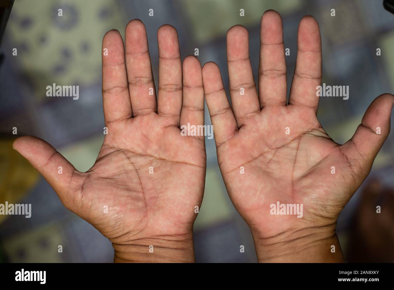 Uomo che tiene insieme palme a cubetti vuote. Foto Stock