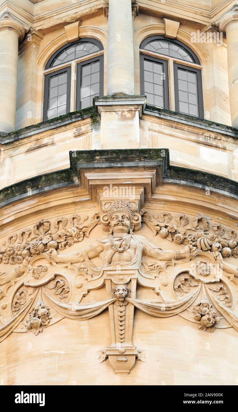 Stile indù di sculture in pietra sul muro di pietra della cupola all'ex Istituto indiano, ora Hertford College, Università di Oxford, Inghilterra. Foto Stock