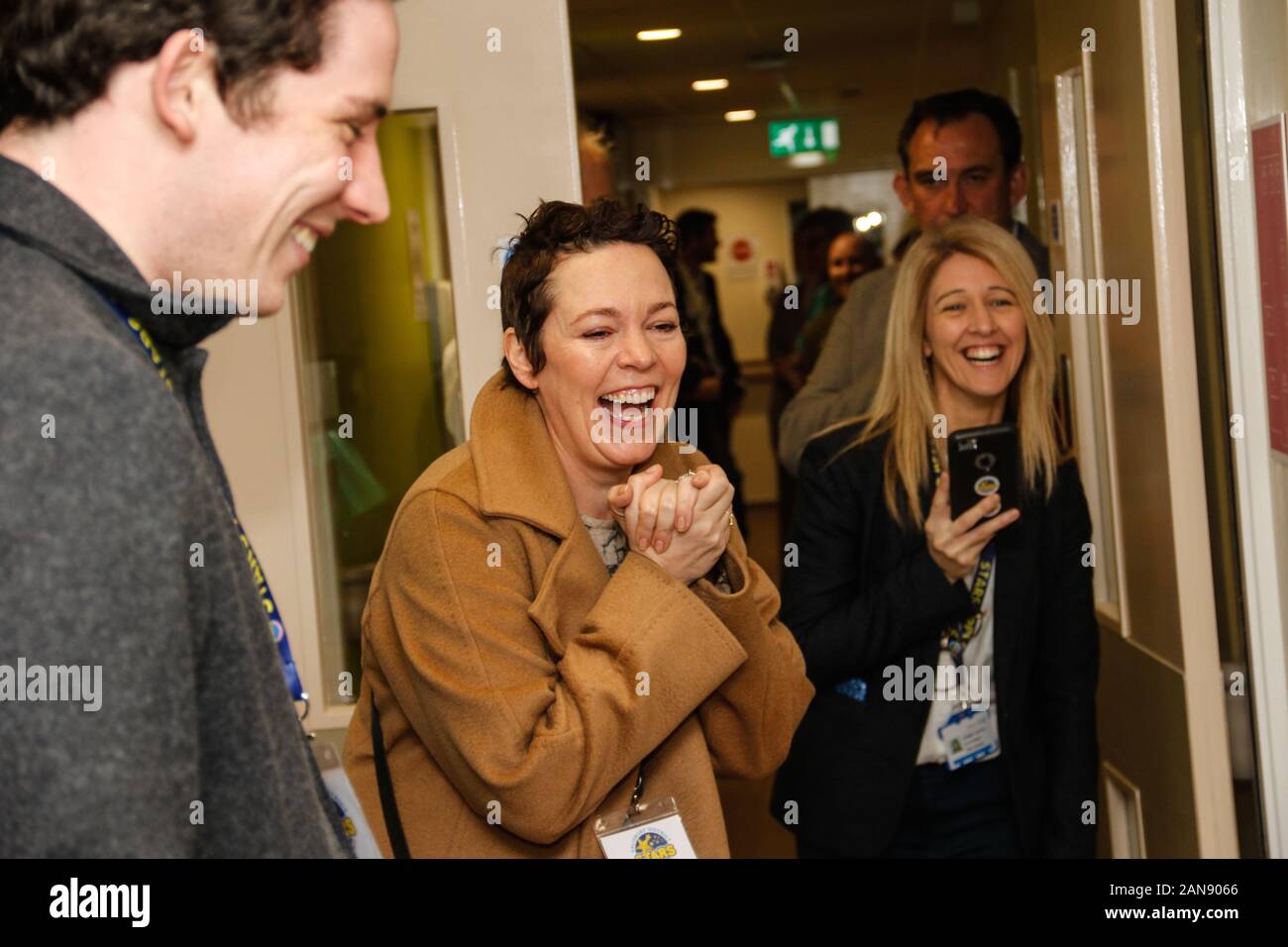 Salisbury, Wiltshire, Regno Unito. 16 gennaio, 2020. Olivia Colman e Josh O'Connor incontro personale e pazienti su Pembroke Suite a Salisbury District Hospital. Credito: Simon Ward/Alamy Live News Foto Stock