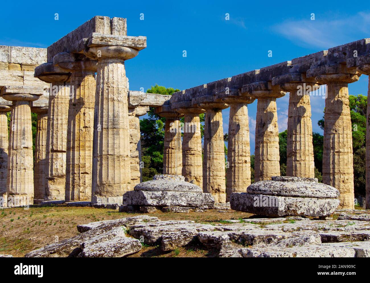 Vista interna del Tempio greco di Hera-II nel sito archeologico di Paestum (Poseidonia), Salerno, Campania, Italia Foto Stock