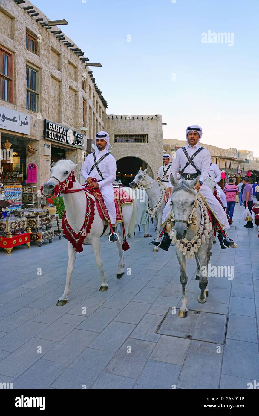 DOHA, QATAR -12 dic 2019- Vista del Qatar polizia montata su cavalli sulla strada al Souq Waqif situato nel centro storico di Doha. Foto Stock