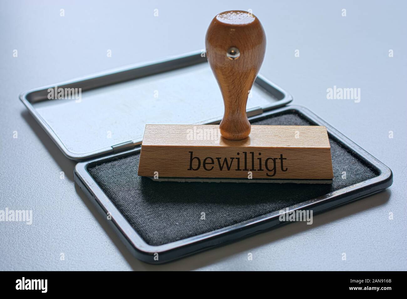 Timbro di legno su un inkpad con la parola tedesca concessa Foto Stock