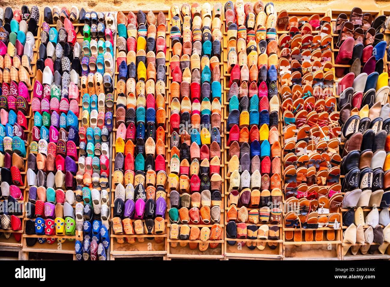 Mercato marocchino (souk) nella città vecchia (medina) di Marrakech, Marocco Foto Stock