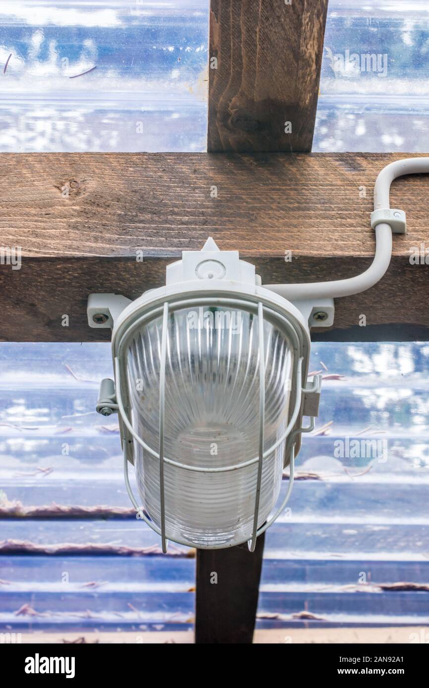 Lampada di un capannone che posa la linea di alimentazione Foto Stock