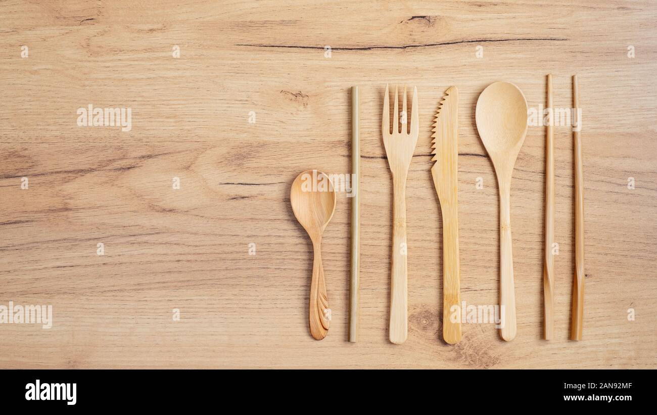 Utensili di bambù set di posate. Posate riutilizzabili set da viaggio. Eco-friendly argenteria in legno su un tavolo di legno. Appartamento laico, vista dall'alto. Rifiuti Zero, plastica libera Foto Stock