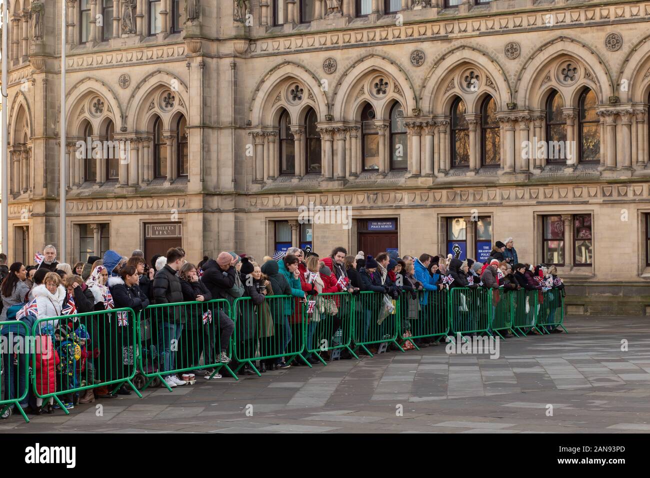 Bradford, Regno Unito - 15 GENNAIO 2020: La folla aspetta l'arrivo del Duca e della Duchessa di Cambridge al Municipio di Bradford per La Visita reale Foto Stock