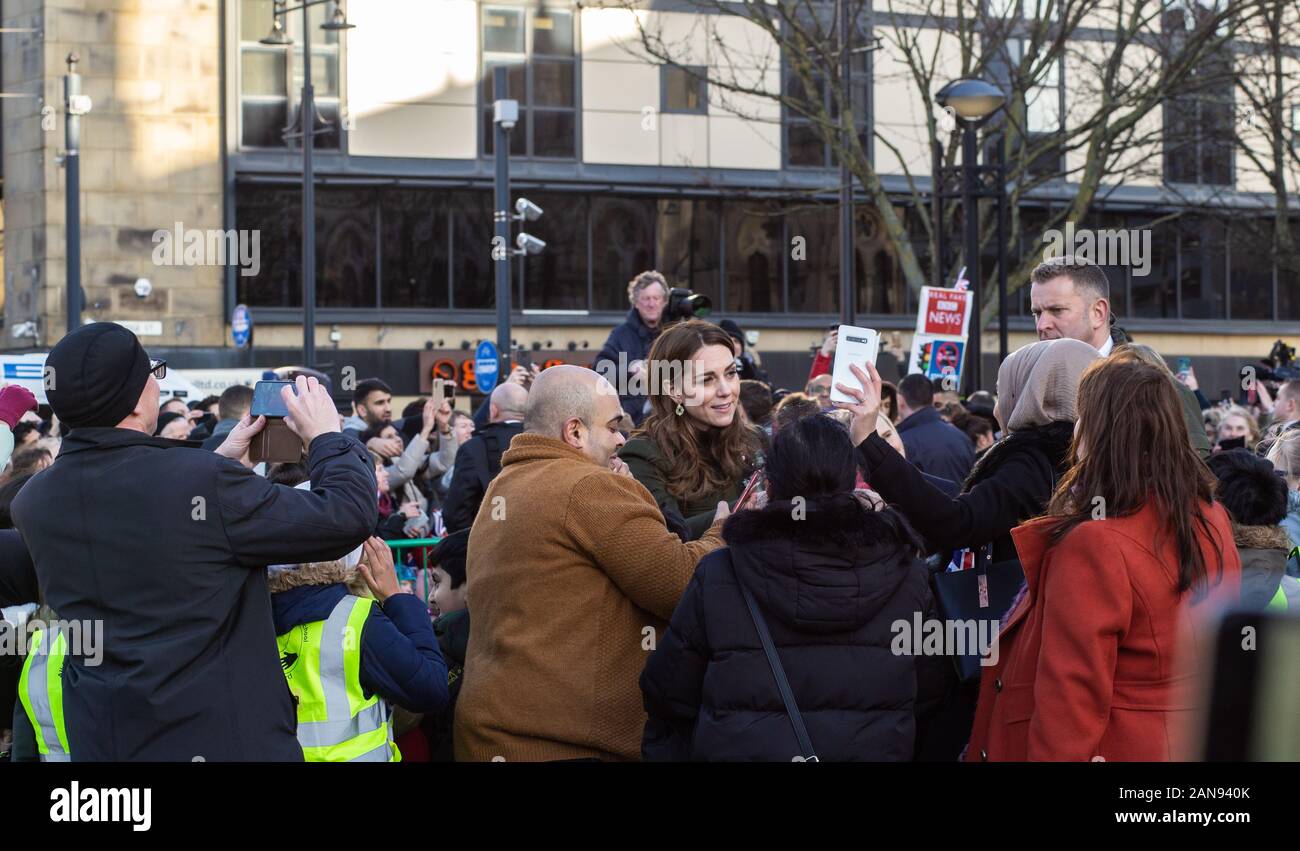 Bradford, Regno Unito - 15 GENNAIO 2020: La duchessa di Cambridge pone per una foto al Municipio di Bradford durante La Visita reale con il Principe William a Bradford Foto Stock