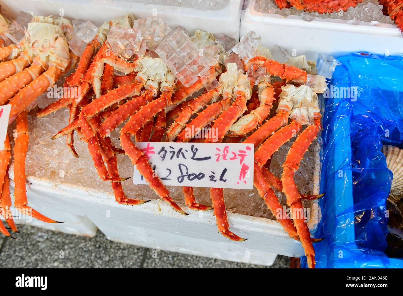 Grandi gambe di granchio gigante che vendono sul mercato, Giappone Foto Stock
