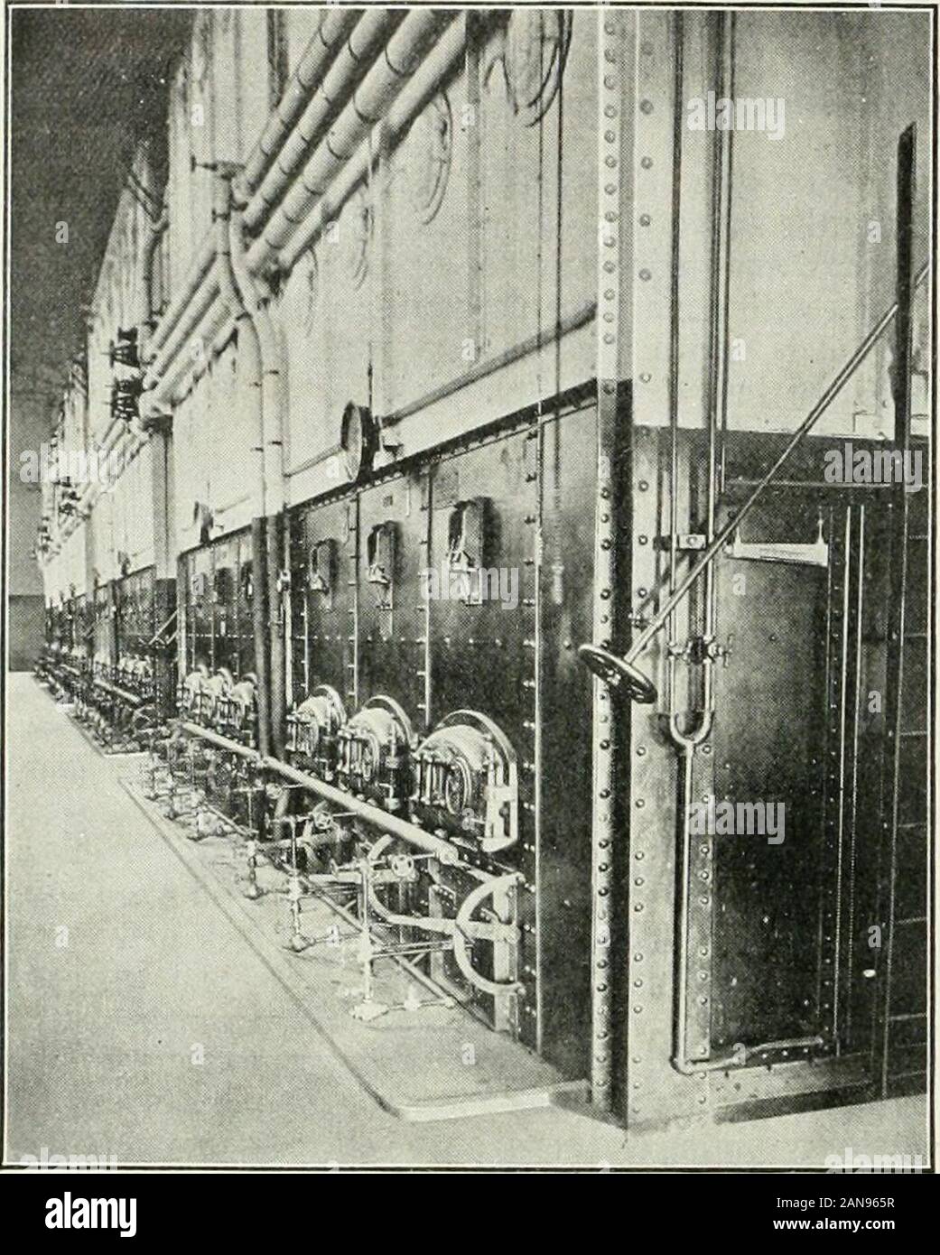 E/MJ : Ingegneria e Industria mineraria ufficiale . mi mostra una simile installazione presso l'I- bouse a Miami, Ariz., dove un'efficienza da mostra la u siJunction casa potenza del Calumet & Arizona com- 788 ENGINEEBING e data mining Journal vol. 102, n. 18 pany, nei pressi di Lowell, Bisbee distretto. Questi sono vecchio caldaie, Scotch-marine di tipo e sono state spostate manytimes, avente il vantaggio che in tali occasioni ci. BH •mW*? Ra f  4g ^P. BHr-JB s^*. SS^ FIG. 3. CALUMET & Arizona petrolio-sparò SCOTCHBOILER non è una grande quantità di mattoni per essere abbattuto e ri-posto. Questo impianto offre un funzionamento ef Foto Stock E/MJ : Ingegneria e Industria mineraria ufficiale . mi mostra una simile installazione presso l'I- bouse a Miami, Ariz., dove un'efficienza da mostra la u siJunction casa potenza del Calumet & Arizona com- 788 ENGINEEBING e data mining Journal vol. 102, n. 18 pany, nei pressi di Lowell, Bisbee distretto. Questi sono vecchio caldaie, Scotch-marine di tipo e sono state spostate manytimes, avente il vantaggio che in tali occasioni ci. BH •mW*? Ra f  4g ^P. BHr-JB s^*. SS^ FIG. 3. CALUMET & Arizona petrolio-sparò SCOTCHBOILER non è una grande quantità di mattoni per essere abbattuto e ri-posto. Questo impianto offre un funzionamento ef Foto Stock