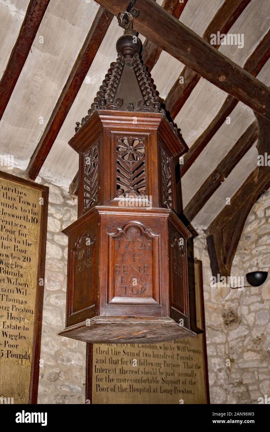 Tettoia in legno di quercia su font, St Mary Long Preston Foto Stock