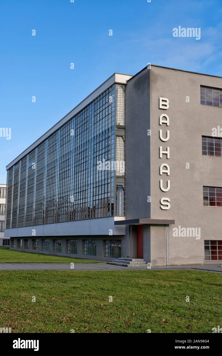 Edificio Bauhaus di Dessau esterno. L'edificio Bauhaus in Dessau-Roßlau, Sassonia-Anhalt, Germania, progettato dal fondatore del Bauhaus, Walter Gropiu Foto Stock