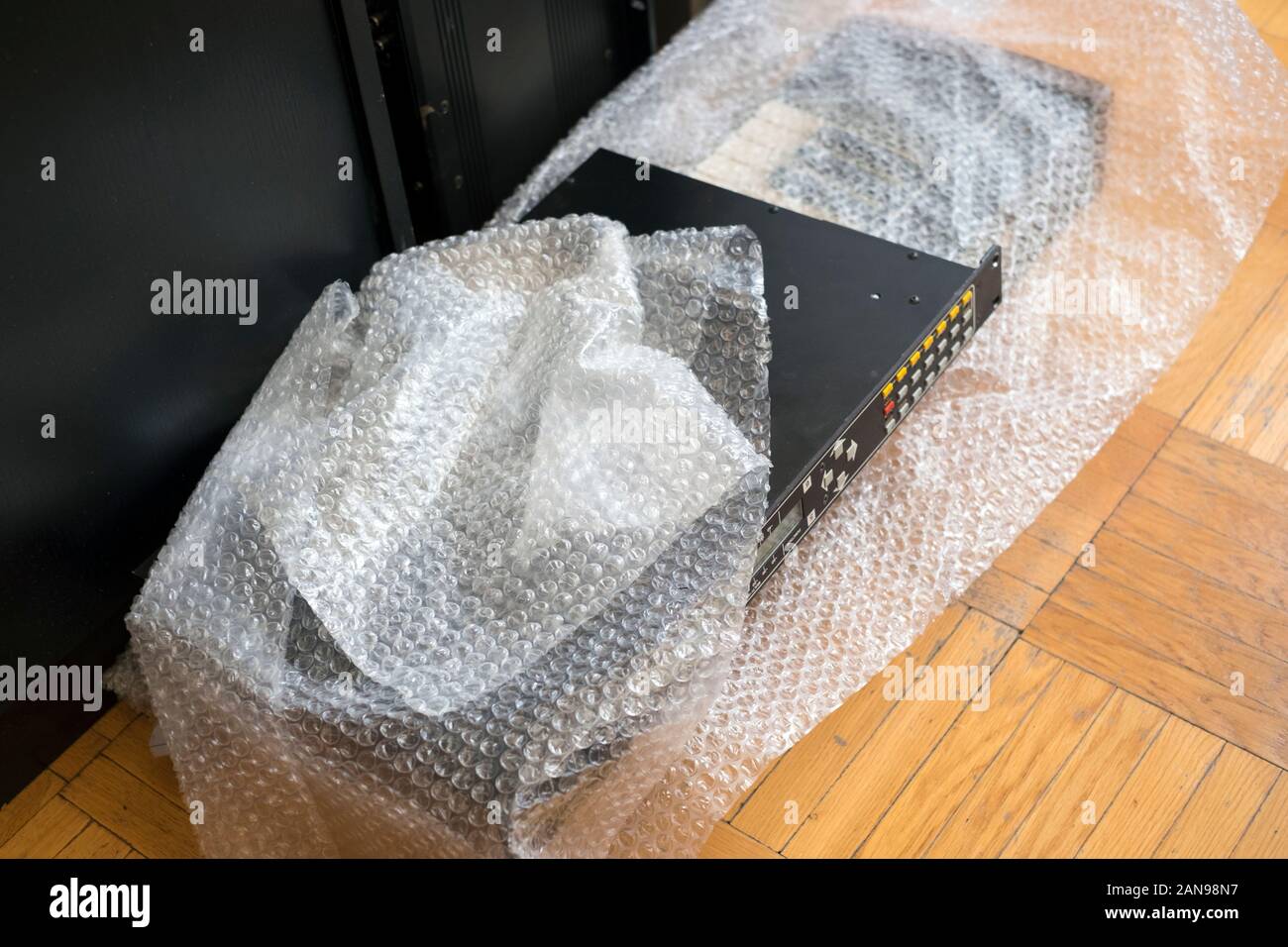 Musicale per montaggio su rack equioment avvolto nel foglio di cellophane, interni di close-up Foto Stock