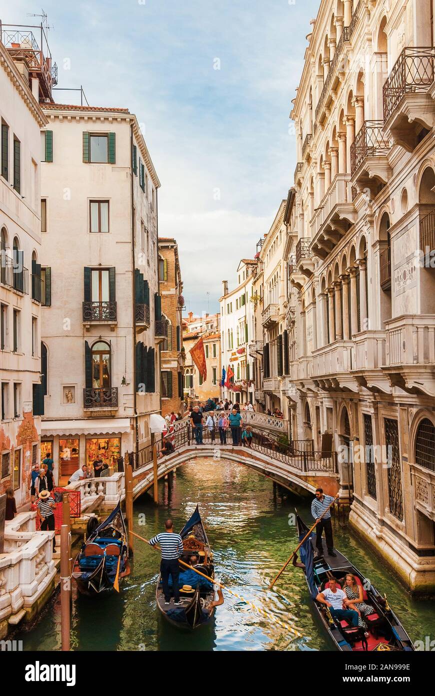Turismo a Venezia. Guardare la gente gondole in Rio di Palazzo canal, alle spalle di San Marco Foto Stock