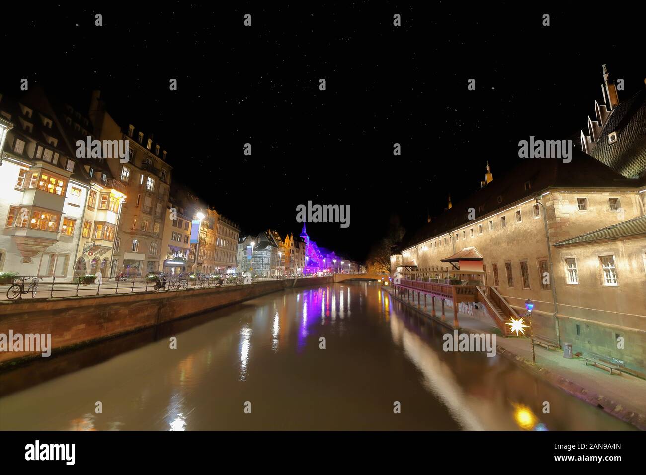 Vista sulla città di Strasburgo di notte, Alsazia, Francia Foto Stock Vista sulla città di Strasburgo di notte, Alsazia, Francia Foto Stock
