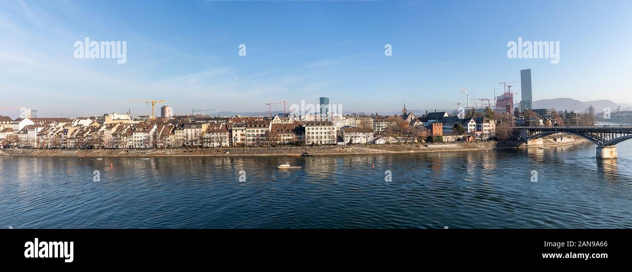 Vista sulla città vecchia di Basilea, Svizzera con il fiume Reno e gli edifici storici Foto Stock Vista sulla città vecchia di Basilea, Svizzera con il fiume Reno e gli edifici storici Foto Stock