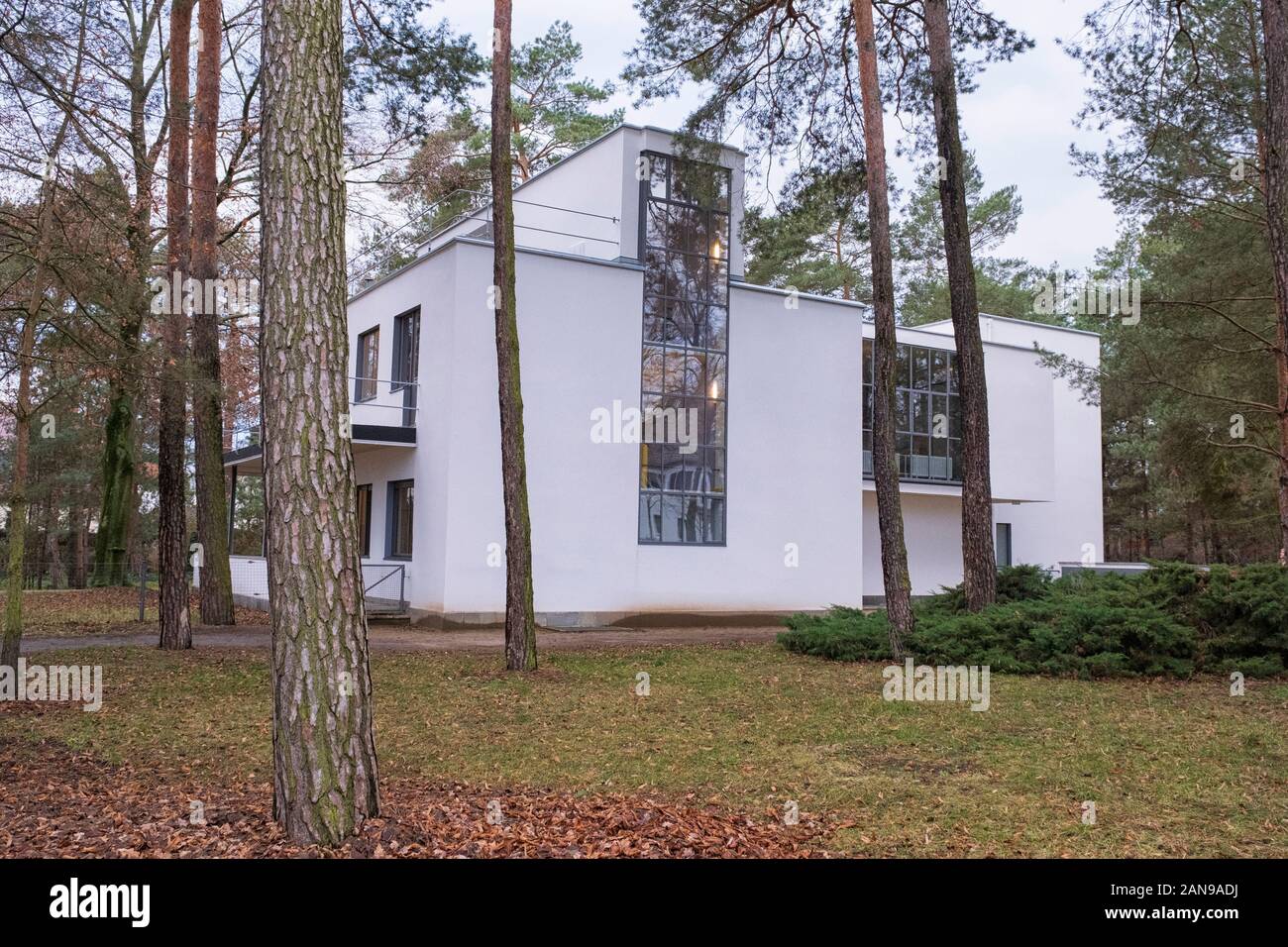 Vista della casa Kandinsky / Klee in Dessau-Rosslau, Germania con prato e alberi. L'edificio fa parte dei maestri' Case. Le due arte Foto Stock