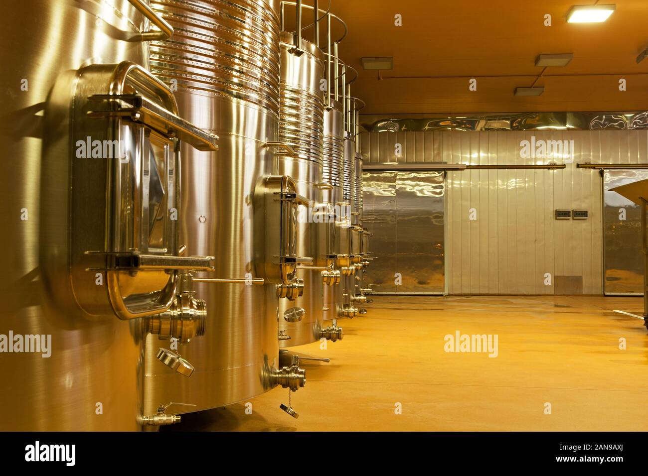 Acciaio tini di fermentazione in una cantina di La Rioja Foto Stock